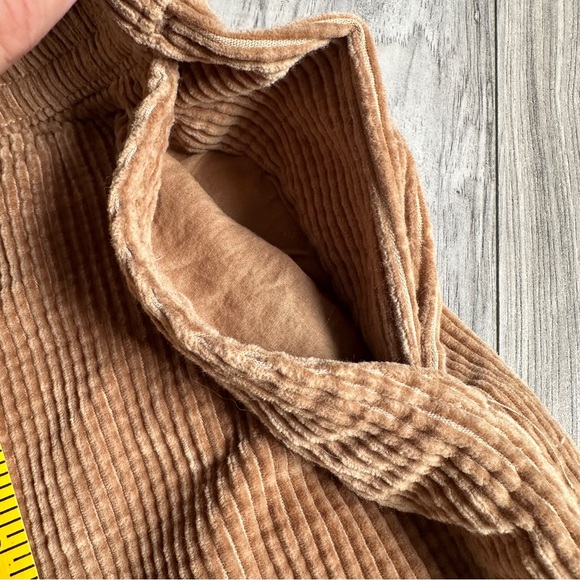 Soft corduroy , tan coloured shorts with pockets by Aerie. Never worn - Picture 4 of 9